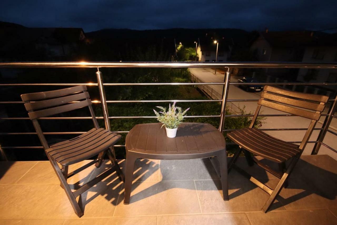 Apartman F&F Otočac Exteriör bild