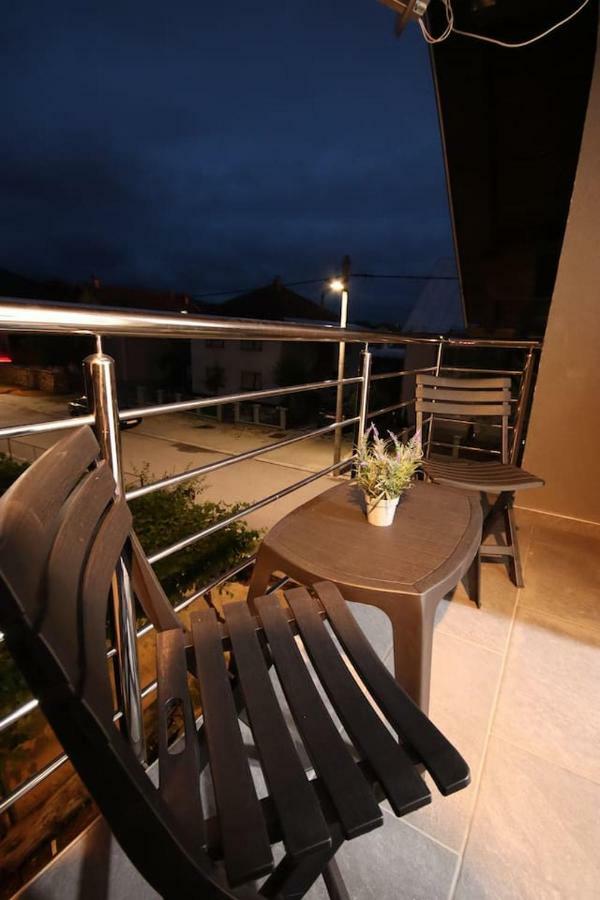 Apartman F&F Otočac Exteriör bild
