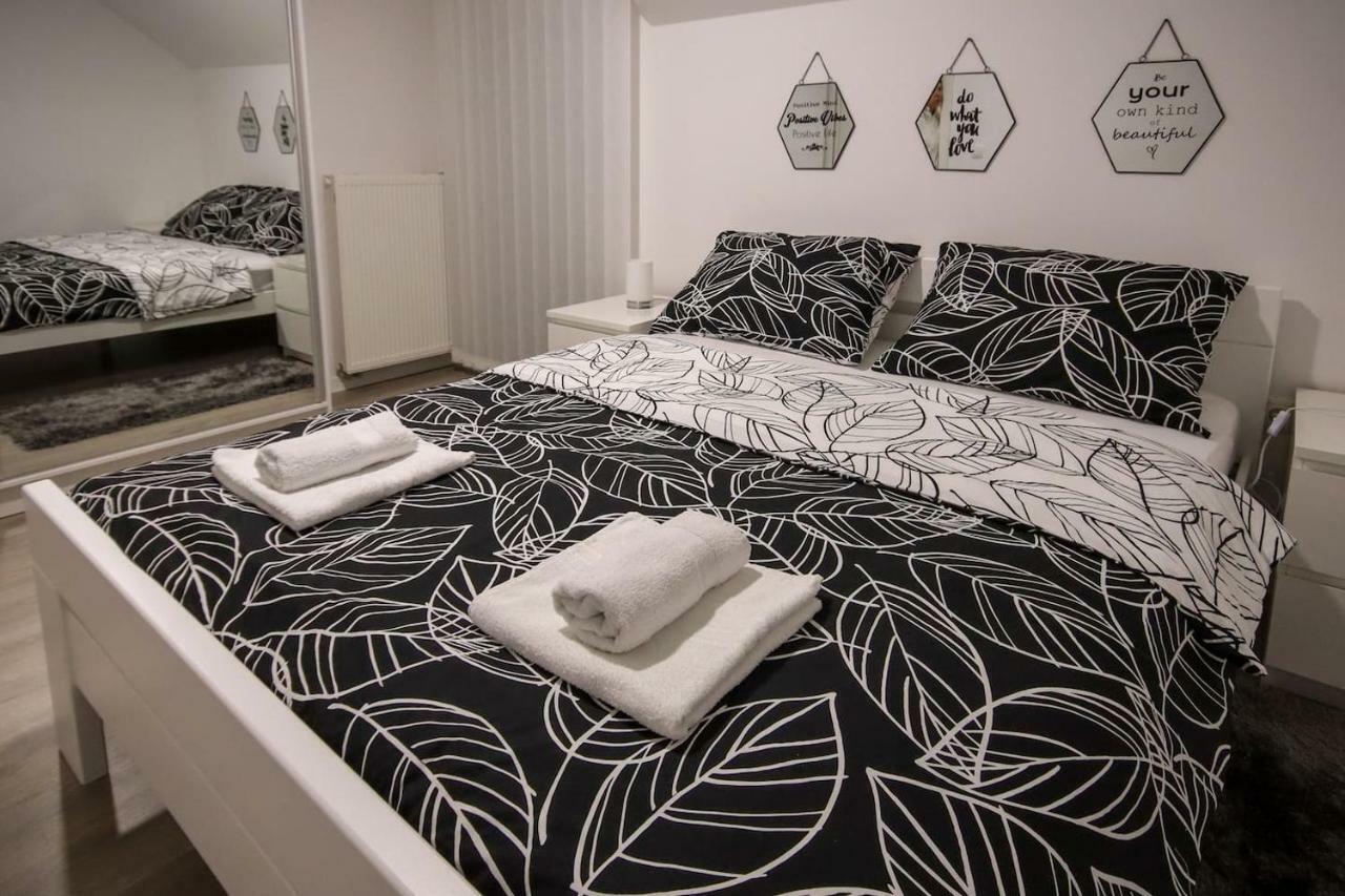 Apartman F&F Otočac Exteriör bild
