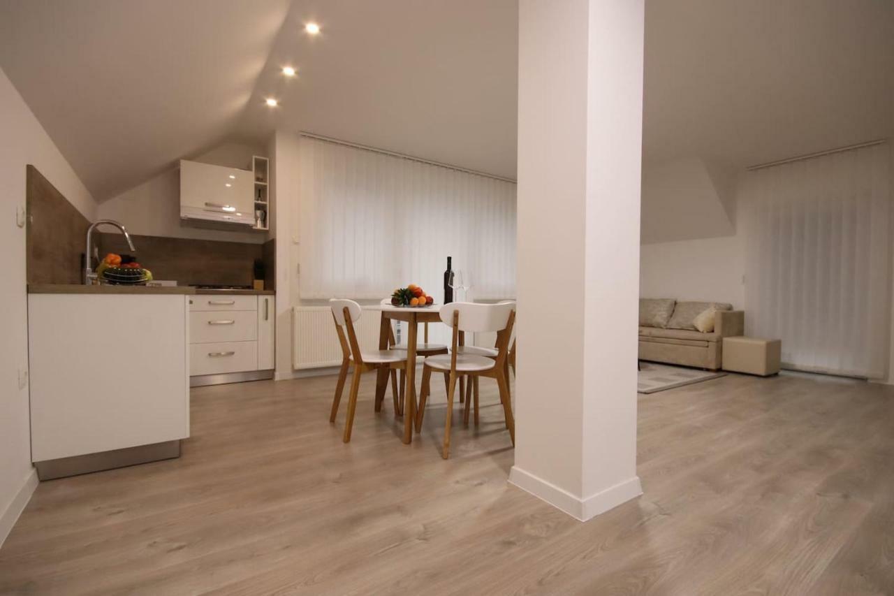 Apartman F&F Otočac Exteriör bild