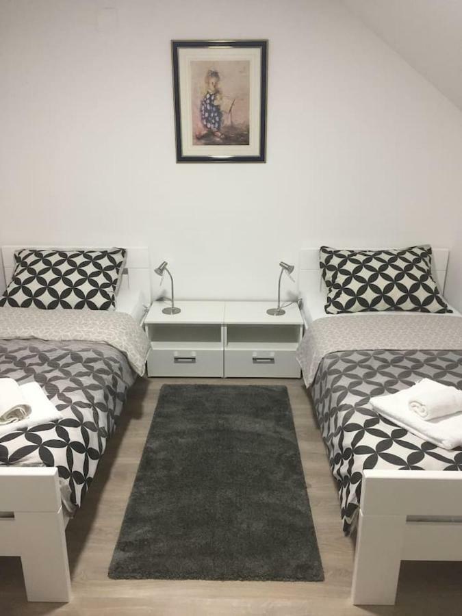 Apartman F&F Otočac Exteriör bild
