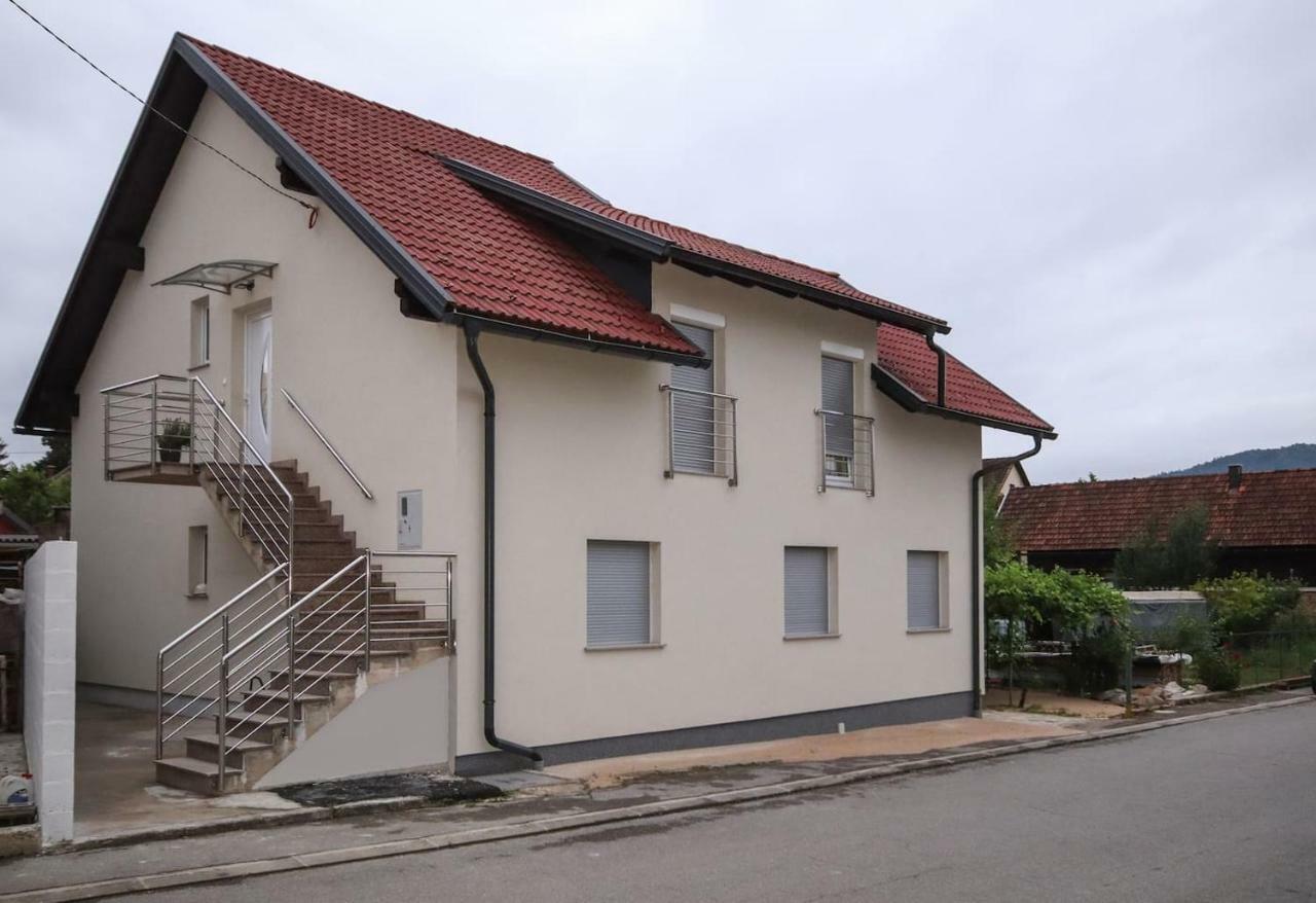 Apartman F&F Otočac Exteriör bild
