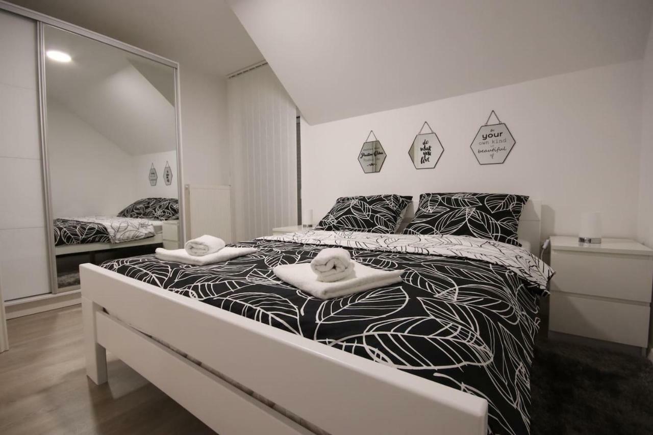 Apartman F&F Otočac Exteriör bild