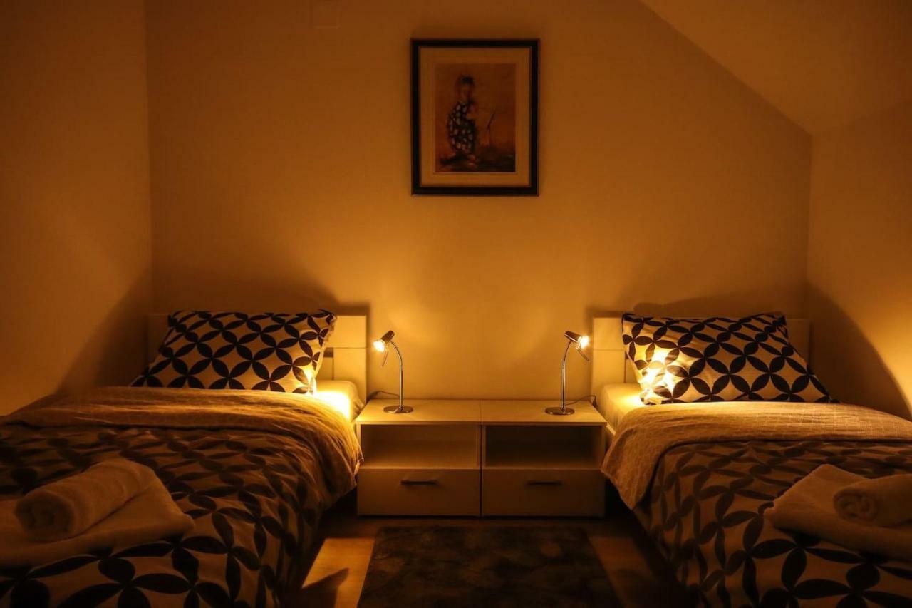 Apartman F&F Otočac Exteriör bild